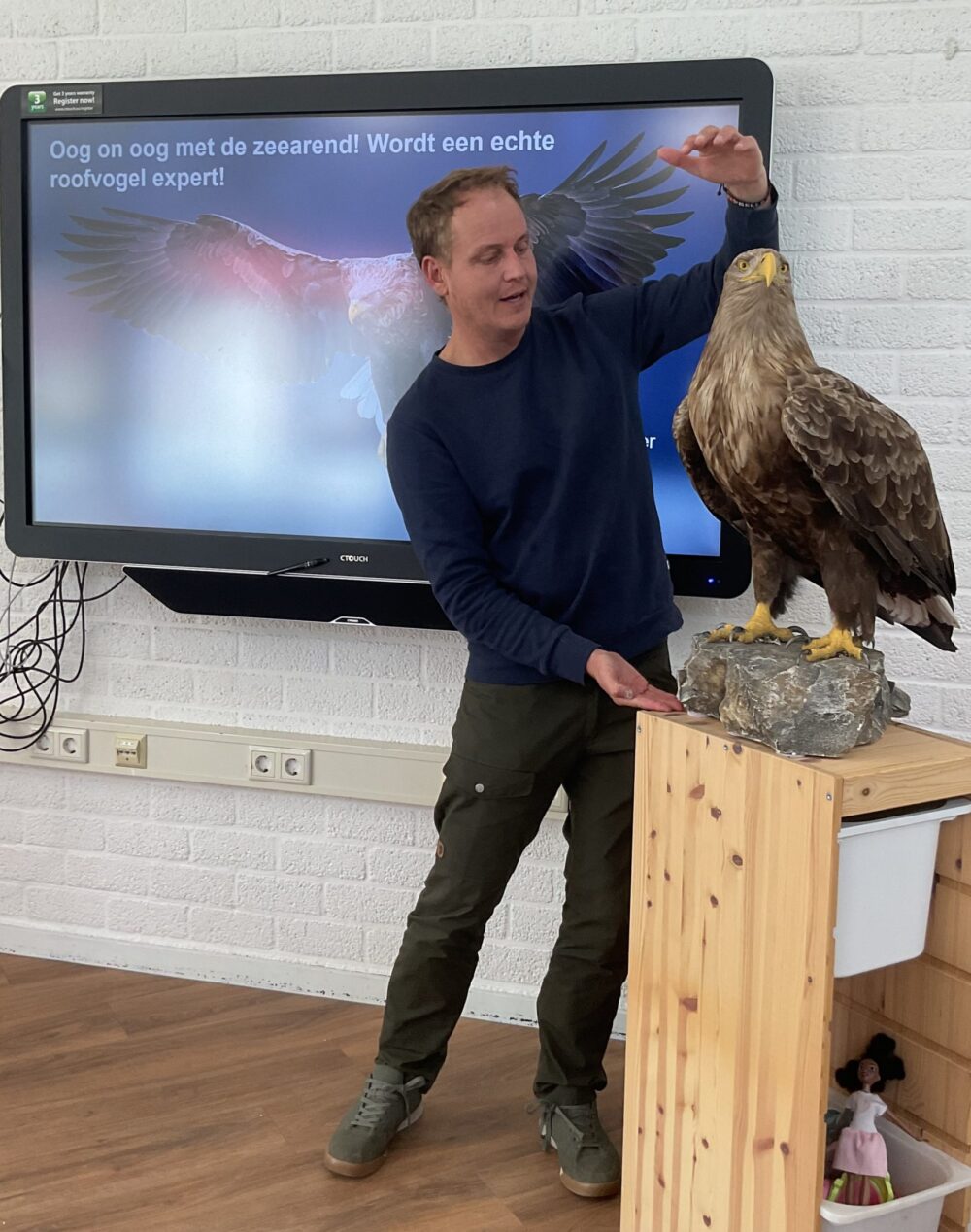 Ruben Meijer geeft een gastles met een opgezette zeearend