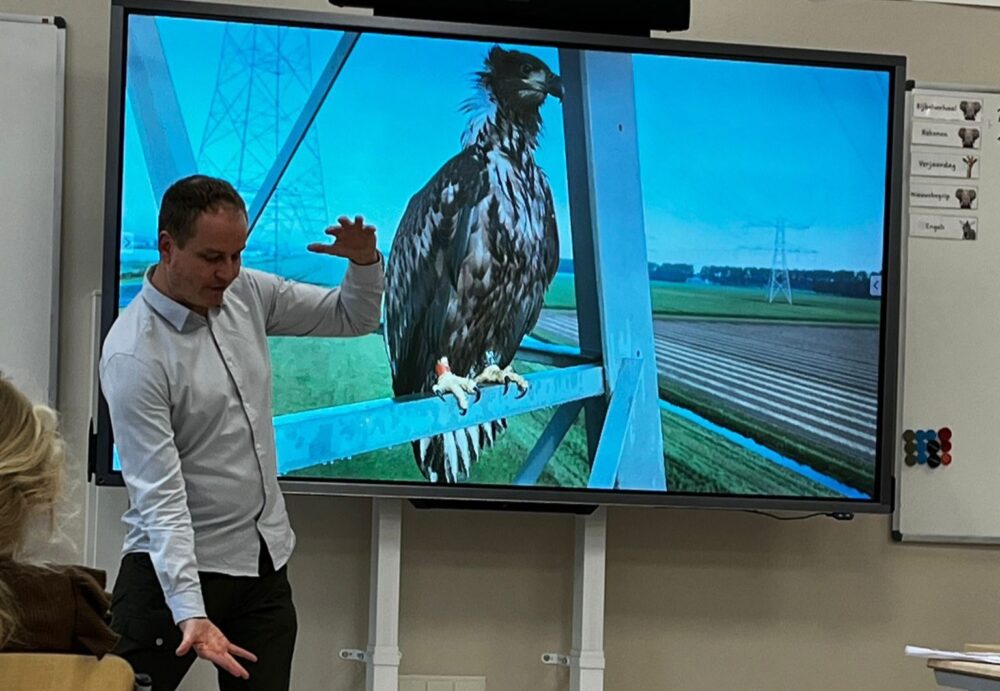 Ruben Meijer wijst naar een beeld van een zeearend op het digibord