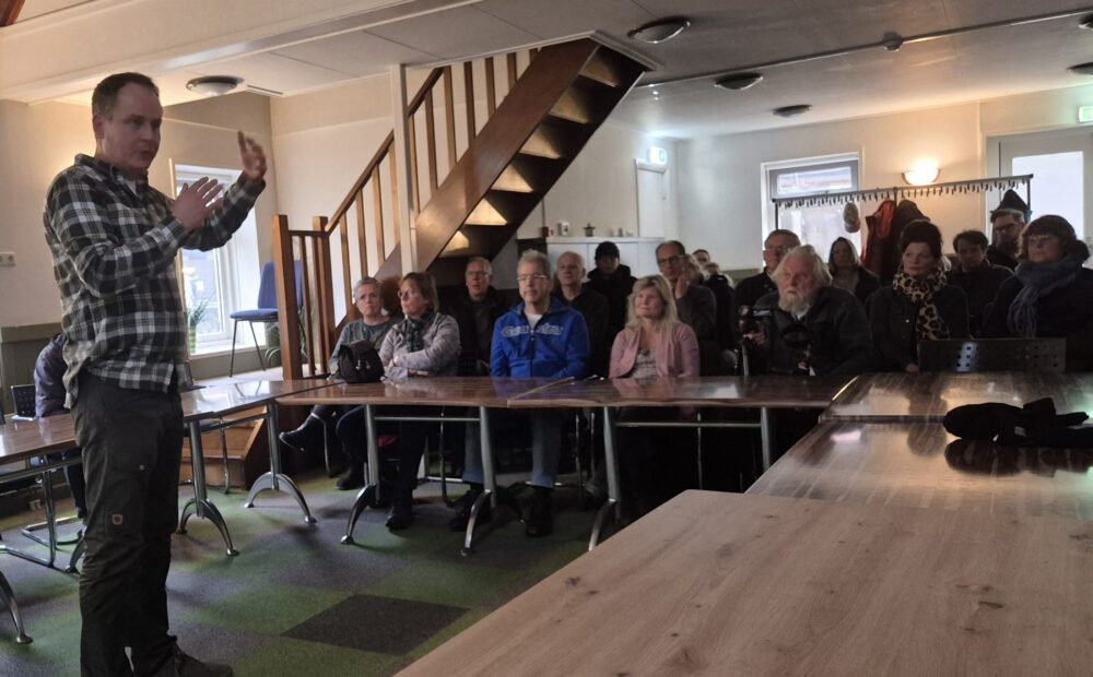 Ruben Meijer vertelt voor een groep