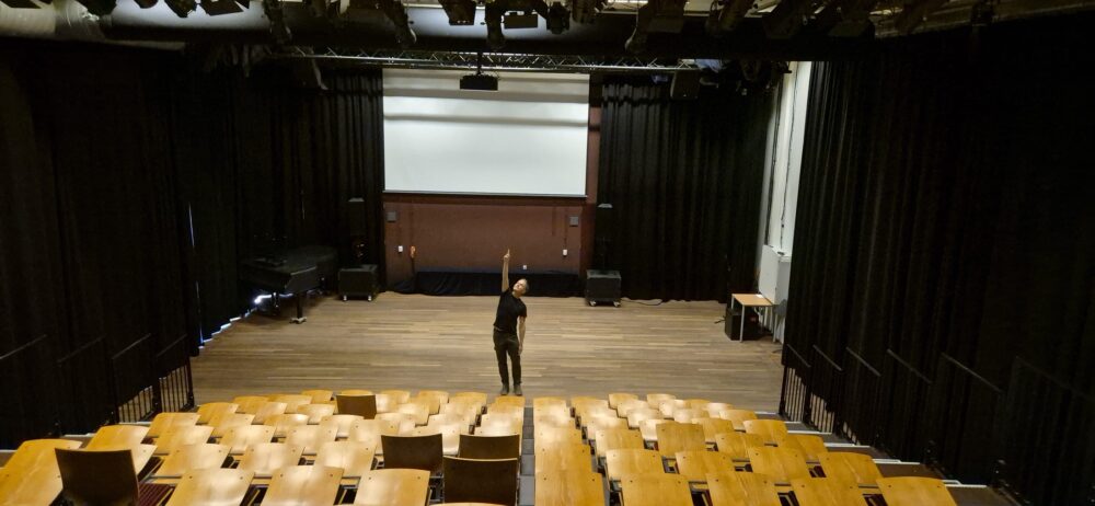 Lege theaterzaal voor aanvang van de voorstelling