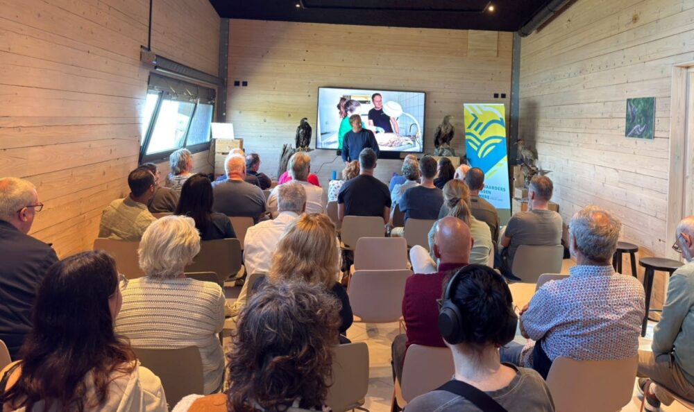 Publiek tijdens een lezing over de zeearend