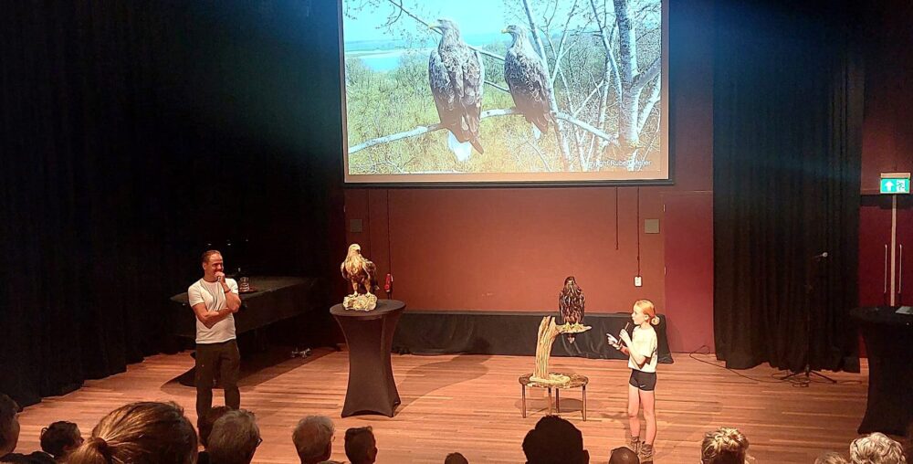 Voorstelling over de zeearend op een theaterpodium
