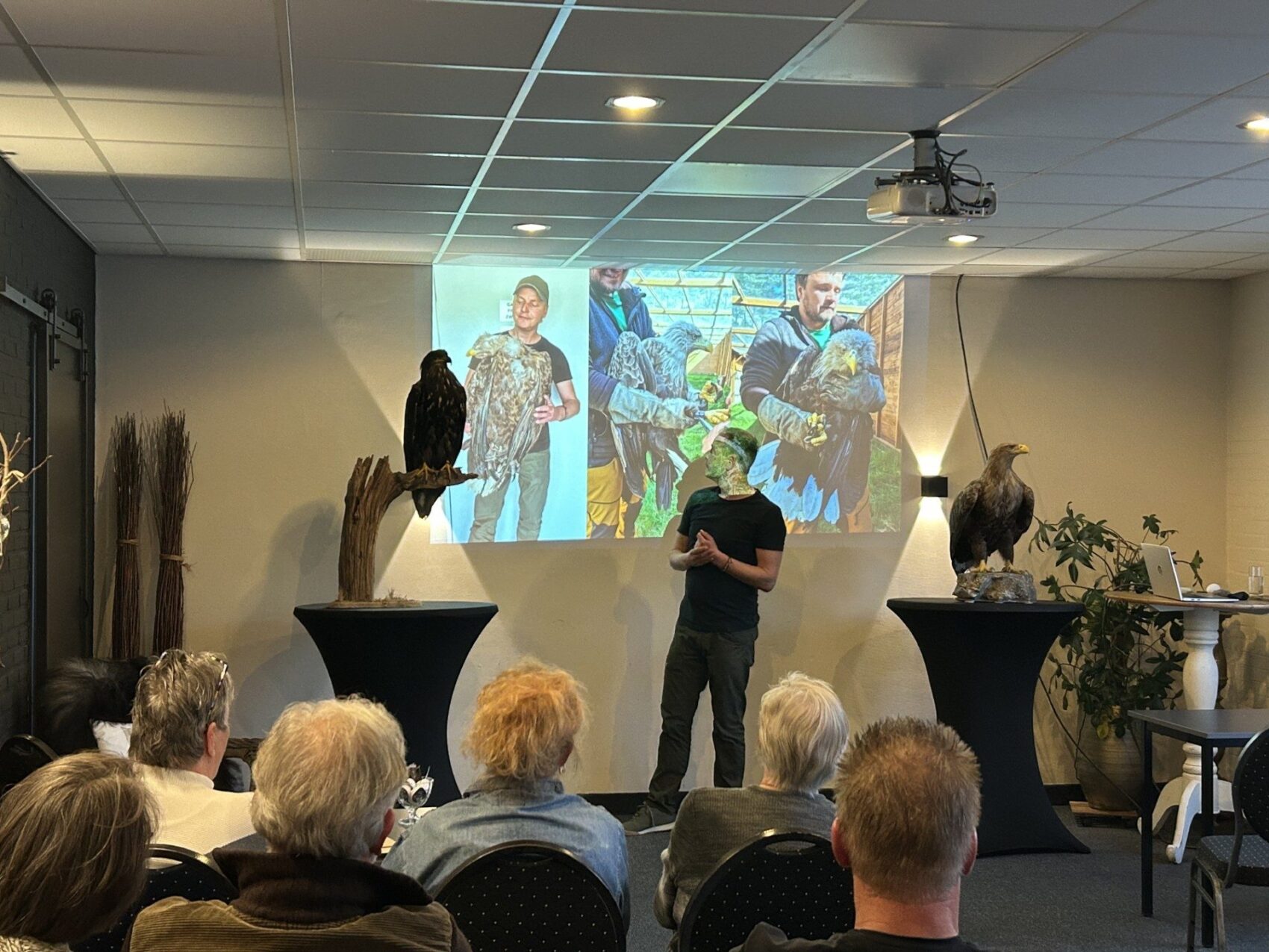 Ruben Meijer tijdens een voorstelling voor een volle zaal