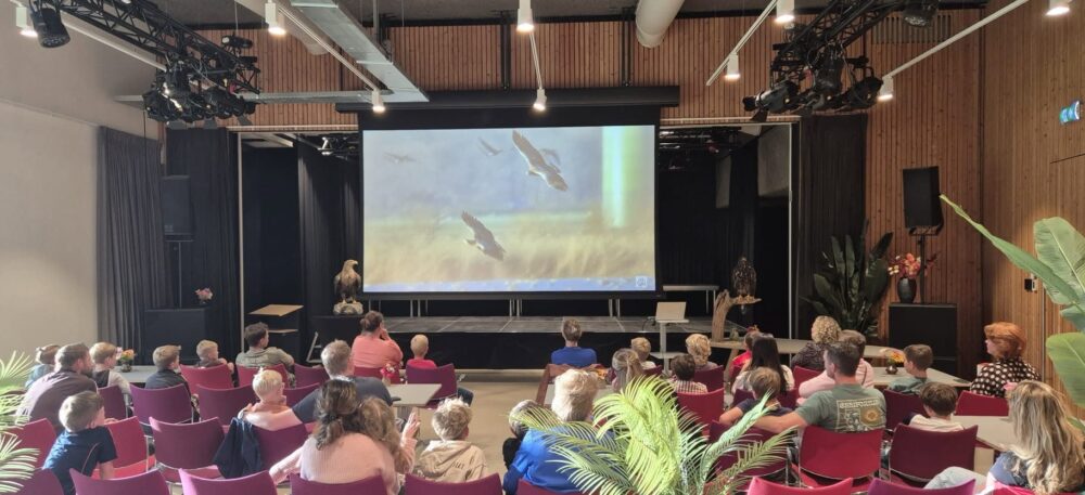 Volle zaal tijdens een voorstelling over de zeearend