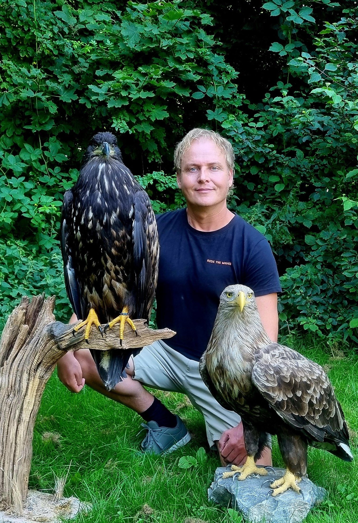 Ruben Meijer met twee opgezette zeearenden